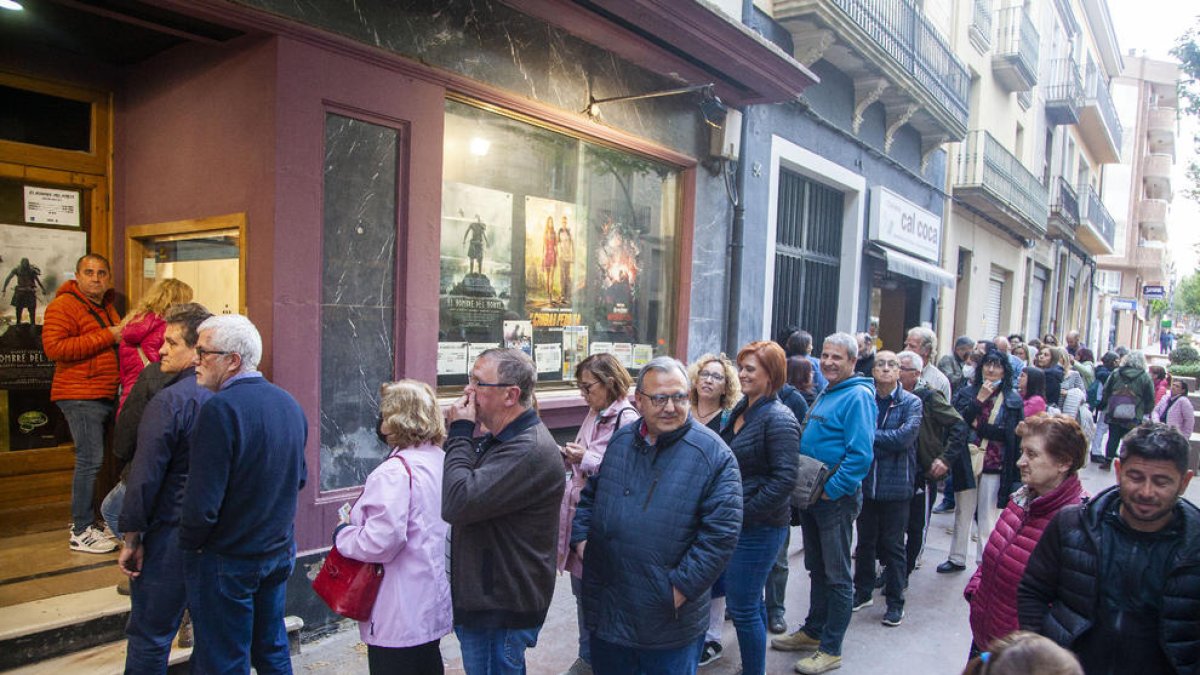 Cues en l’estrena d’‘Alcarràs’ als cines Majèstic de Tàrrega.