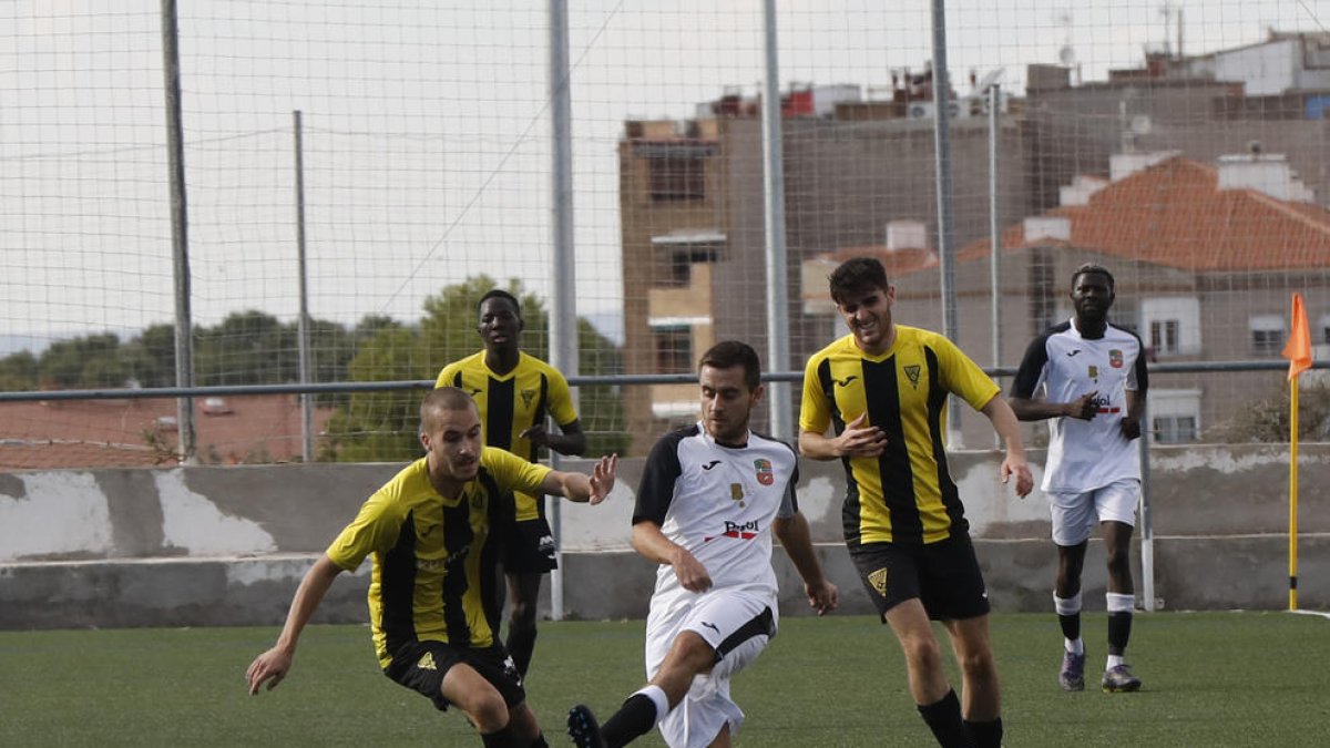 Un jugador del Borges remata davant diversos jugadors rivals.