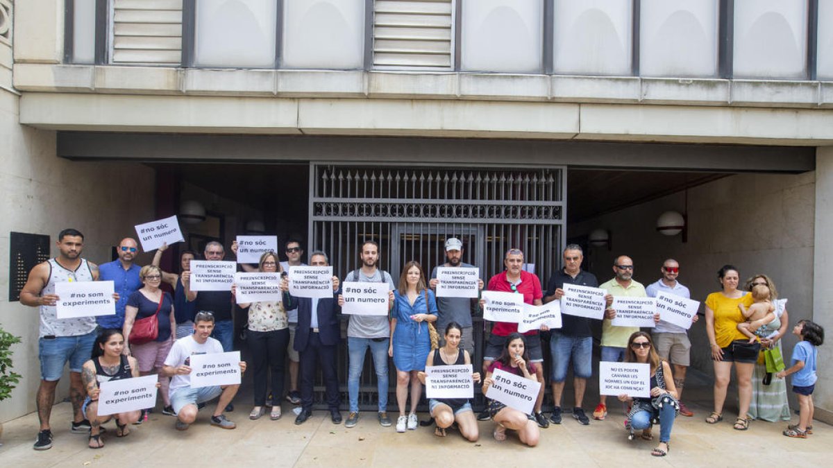 La protesta va començar davant de l’Oficina Municipal d’Escolarització.