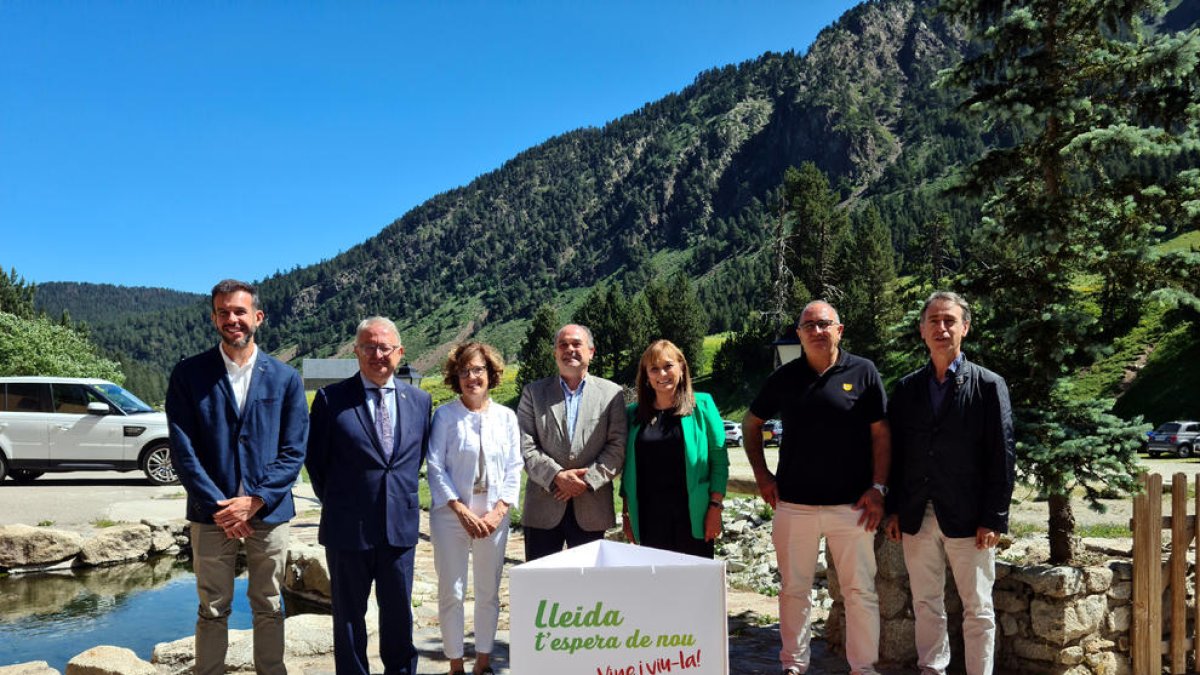 Representants polítics i del sector turístic, ahir en la presentació de la campanya d’estiu.