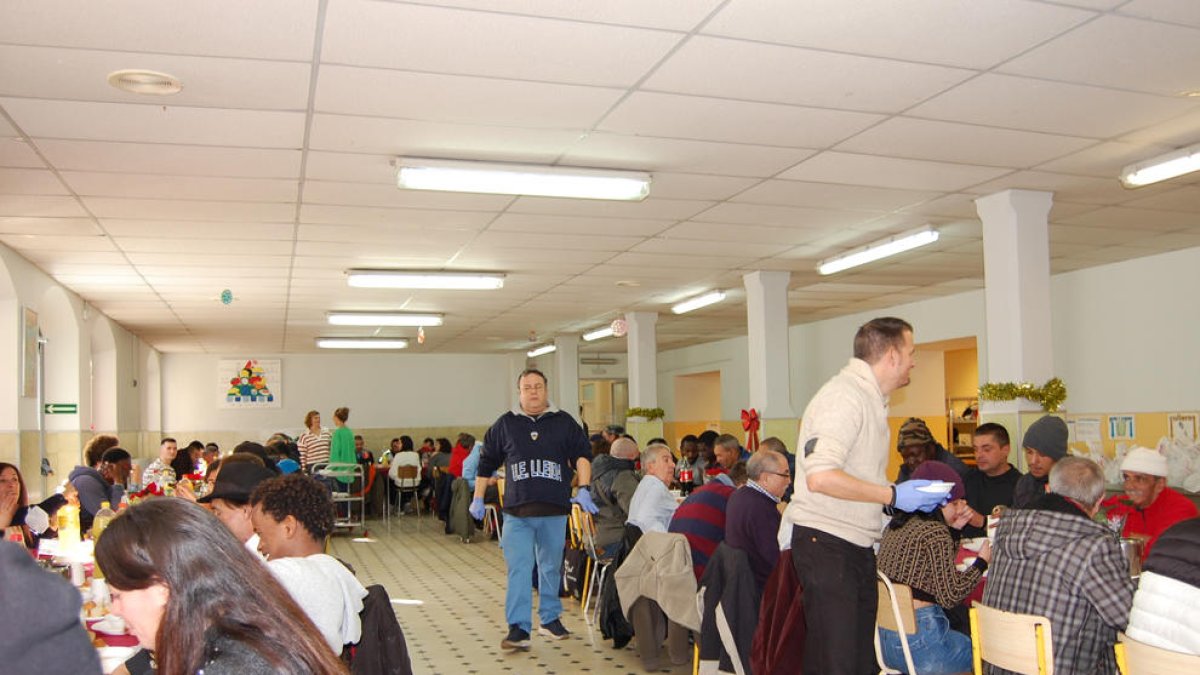 El comedor del colegio Maristes Montserrat acogió la comida de Navidad solidaria.