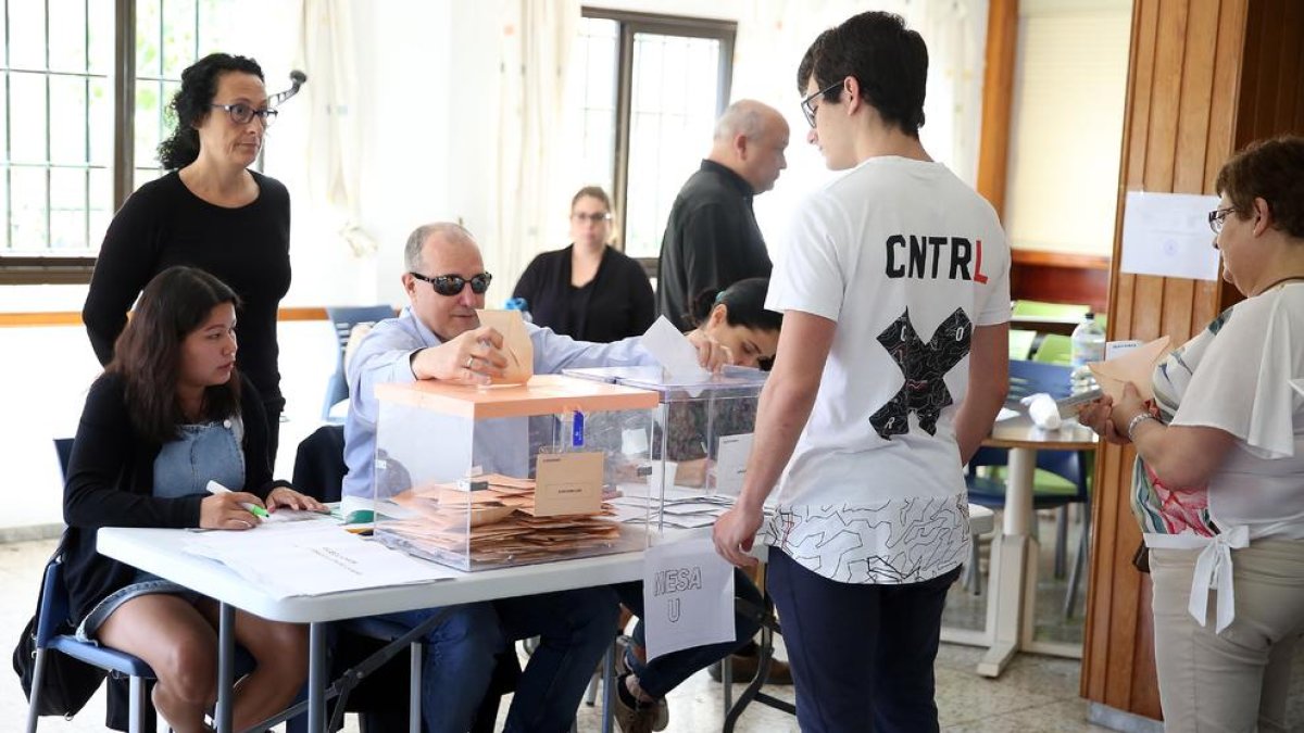 La CUP, les meses i els policies amb pistoles