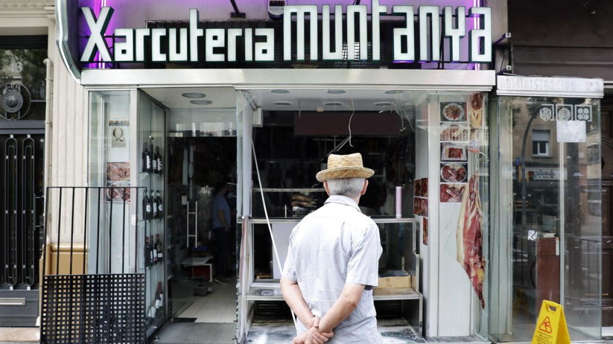Una charcutería del barrio de Sants, tras ser saqueada durante los disturbios.
