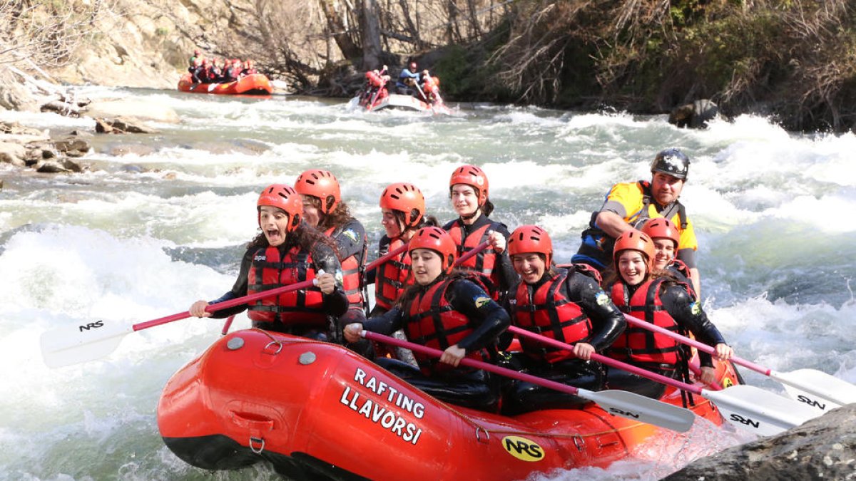 Alumnes de les Canàries estrenen el ràfting - Un grup d’alumnes de les illes Canàries va inaugurar ahir la temporada de ràfting al Pallars Sobirà. Uns quaranta joves van fer el primer descens de ràfting d’aquest any en un tram de 5 quilò ...