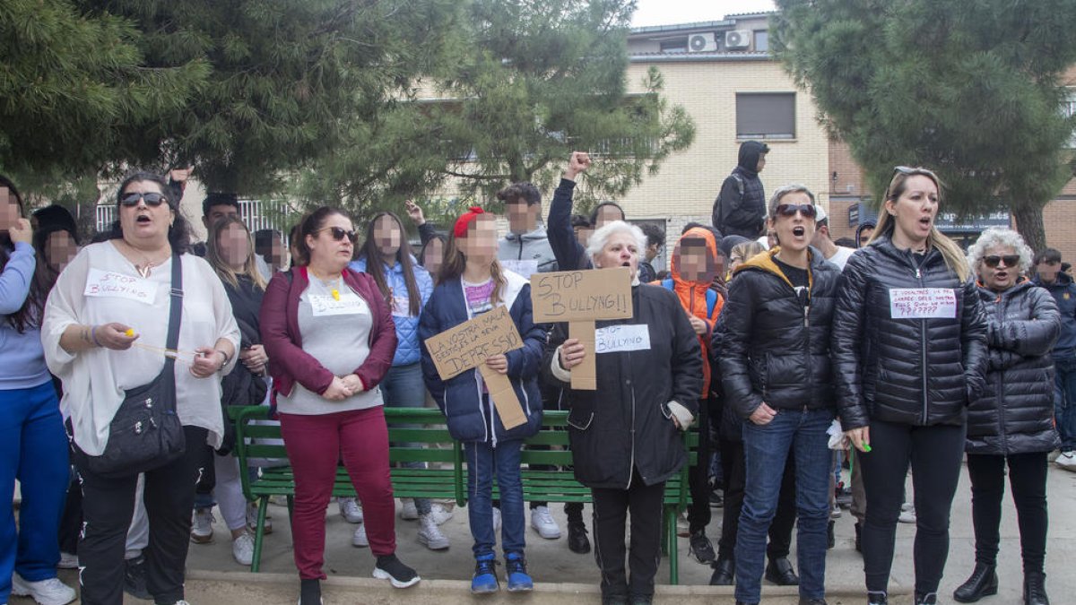 Familias de alumnos y estudiantes se concentraron ayer delante del instituto La Segarra de Cervera.