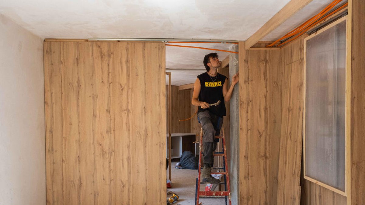 Uno de los estudiantes dando los últimos retoques.