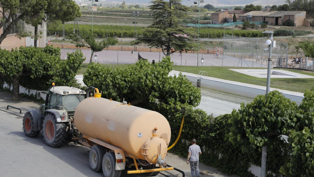 Agua de las piscinas municipales para regar campos agrícolas  -  Muchos ayuntamientos destinan el agua de las piscinas municipales al riego de fincas agrícolas como es el caso de Puigverd de Lleida que lleva vaciándolas desde el miércoles y fin ...