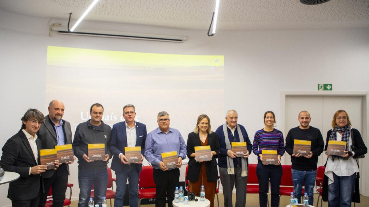 Algunos de los protagonistas del libro “Un país dolç”, con dirigentes de la administración y Afrucat.