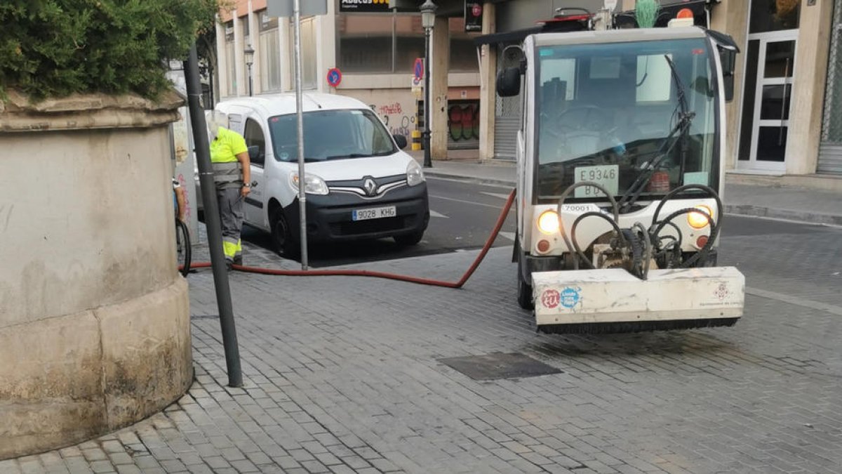 Ipcena va difondre aquesta imatge d’un vehicle d’Ilnet carregant aigua de la xarxa de boca.