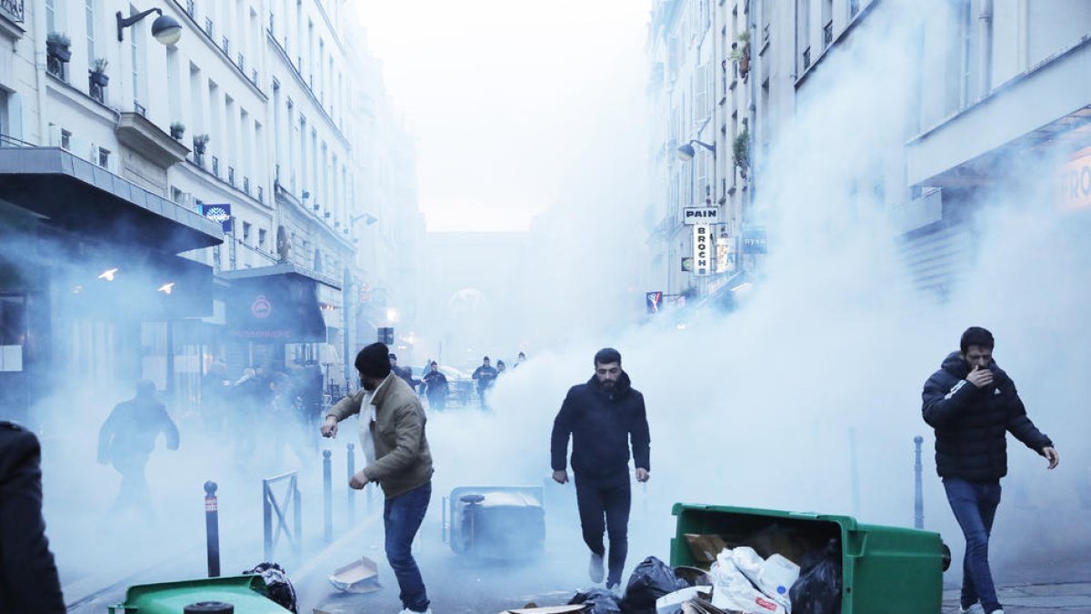 Manifestantes y policías franceses se enfrentan tras la masacre.