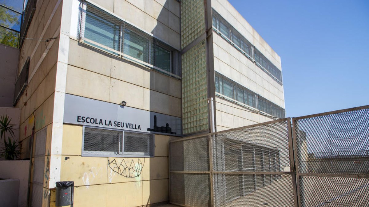 L’antiga escola Cervantes, ara denominada Seu Vella, estrena rètol.