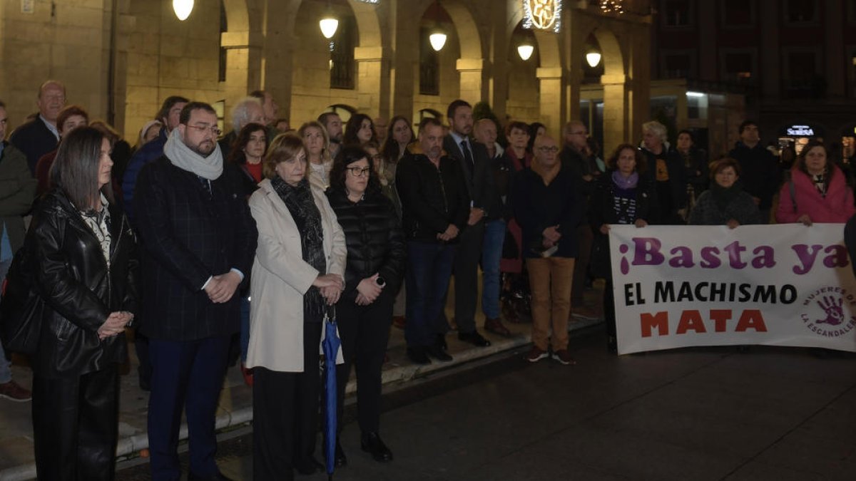Veïns concentrats a Avilés en repulsa contra el crim.