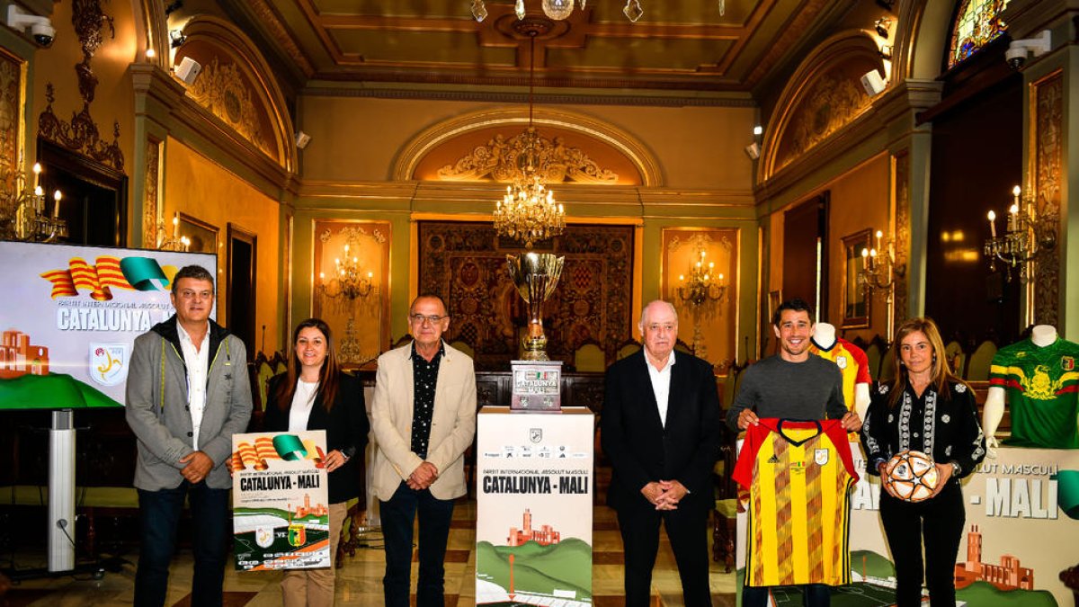 La presentació oficial del partit Catalunya-Mali, que suposarà el comiat de Bojan com a professional, va tenir lloc ahir a la Paeria.