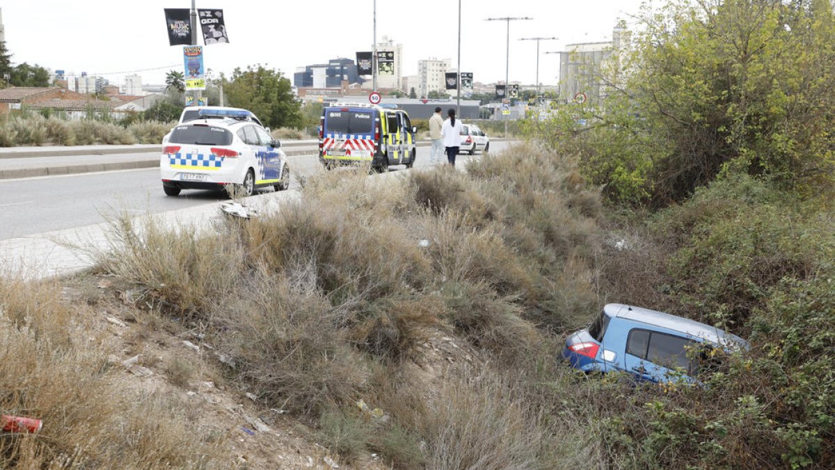 Aparatosa sortida de via d'un turisme al pont de Pardinyes