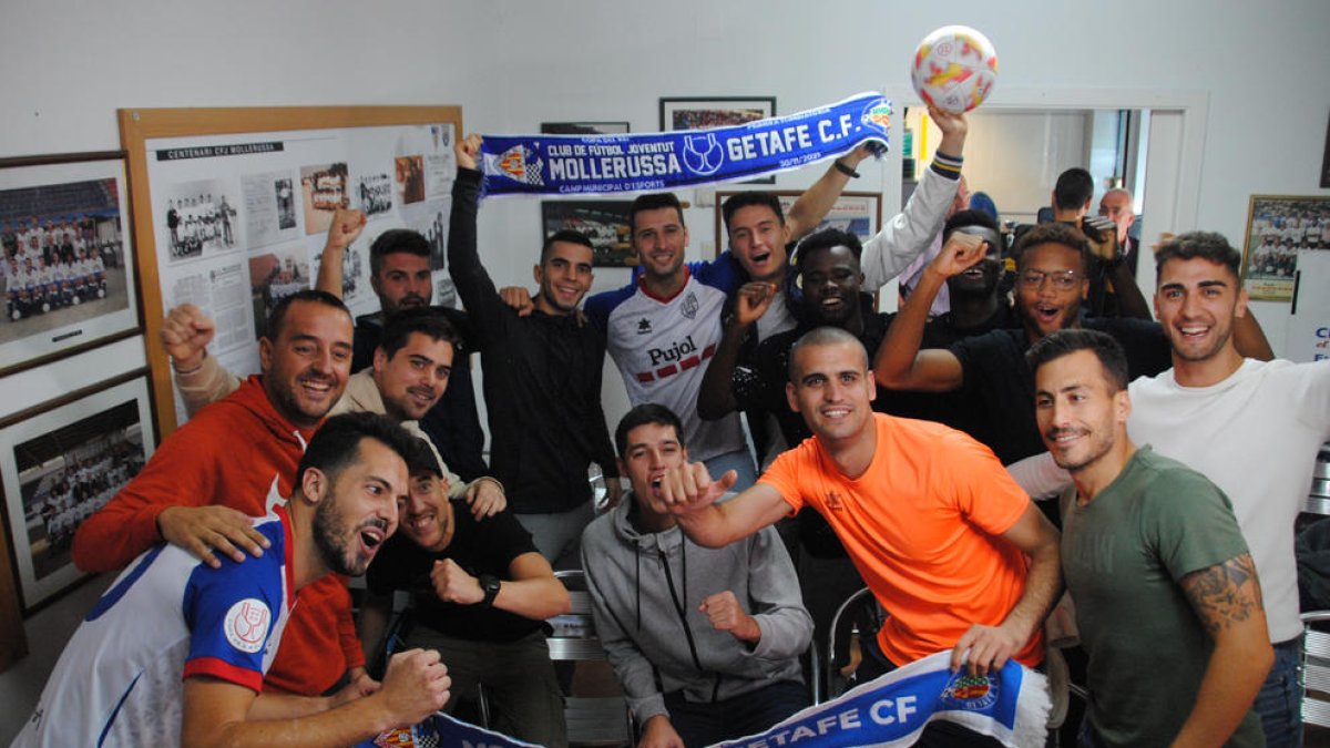 La plantilla del Mollerussa, reunida ayer en las oficinas del club para ver el sorteo que les emparejó con el Rayo Vallecano.