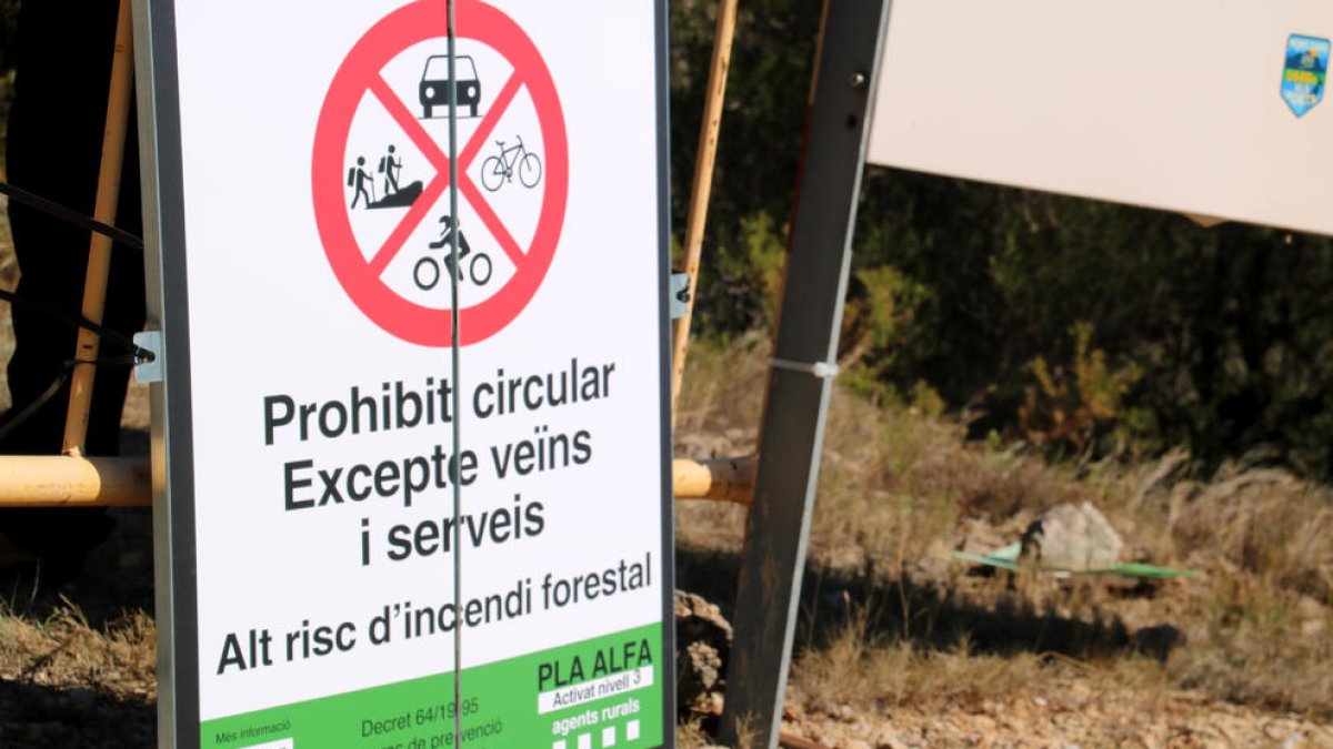 Cartel de restricción de paso a la subida a Mont Caro, en el Port de Tortosa i Roquetes, por la activación de nivel 3 del Plan Alfa