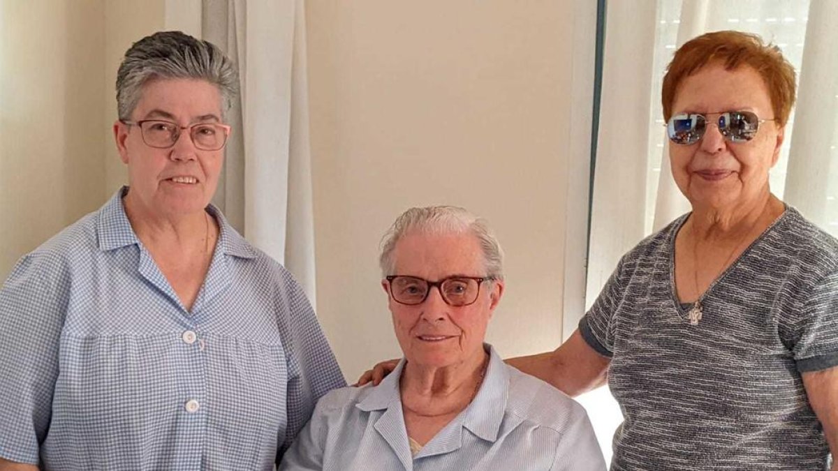 Las tres religiosas de las Hijas de la Caridad que dejan la casa de la congregación en el barrio de Pardinyes de Lleida.