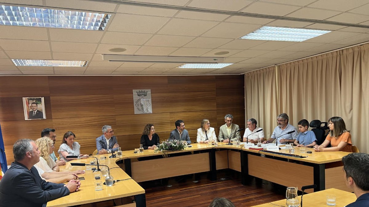 Romero, al centre de la taula, durant el ple de constitució de l’ajuntament.