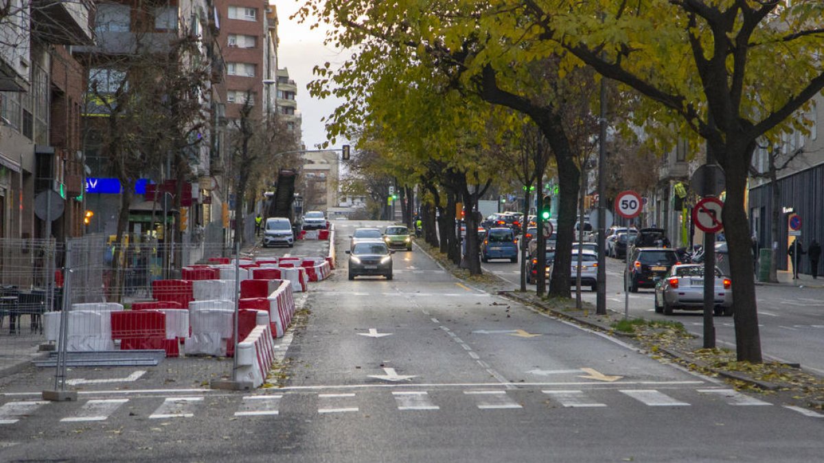 L’avinguda va recuperar ahir un carril de circulació de baixada.