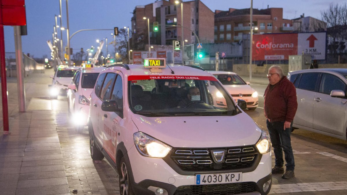 La parada de taxis de davant de l’estació de ferrocarril, ahir a la tarda.