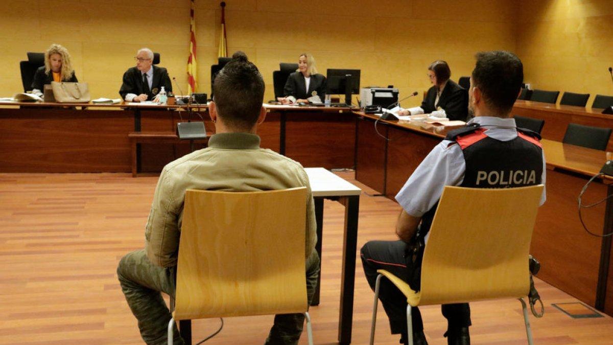 Un acusado acepta 4 años de prisión por rociar el interior de un bar de Puigcerdà con gasolina y prender fuego