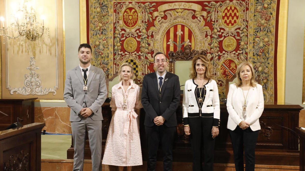 Els cinc regidors del PP, amb Xavier Palau al centre.