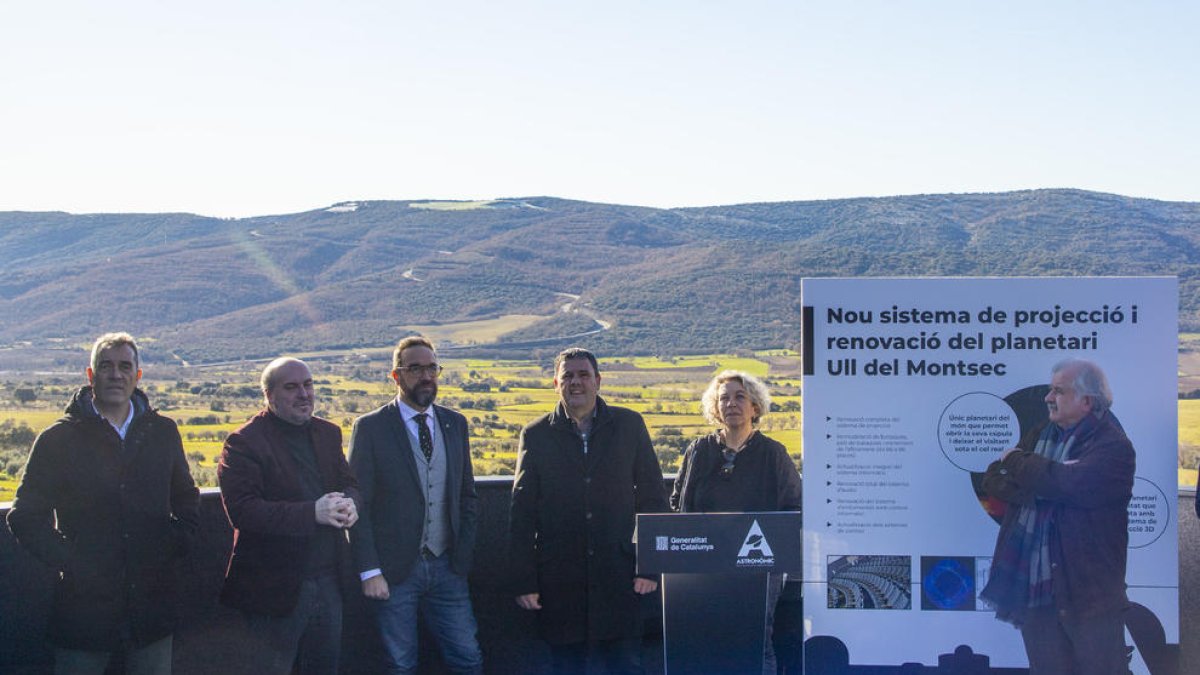 Fernàndez, tercero por la izquierda, ayer en el planetario del Parc Astronòmic del Montsec.