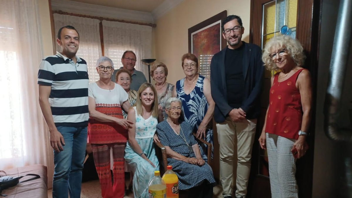 La entrega de reconocimientos a Maria Cases y Soledad Llosada, con motivo de su cien cumpleaños.