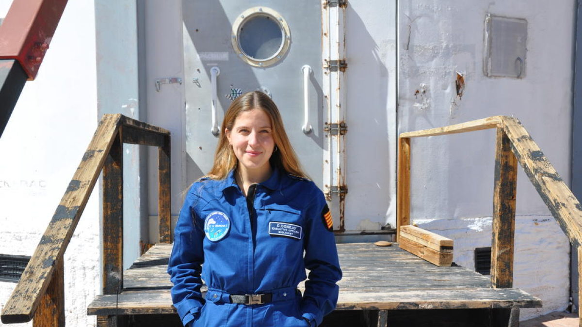 Carla Conejo, davant de la nau de la MDRS