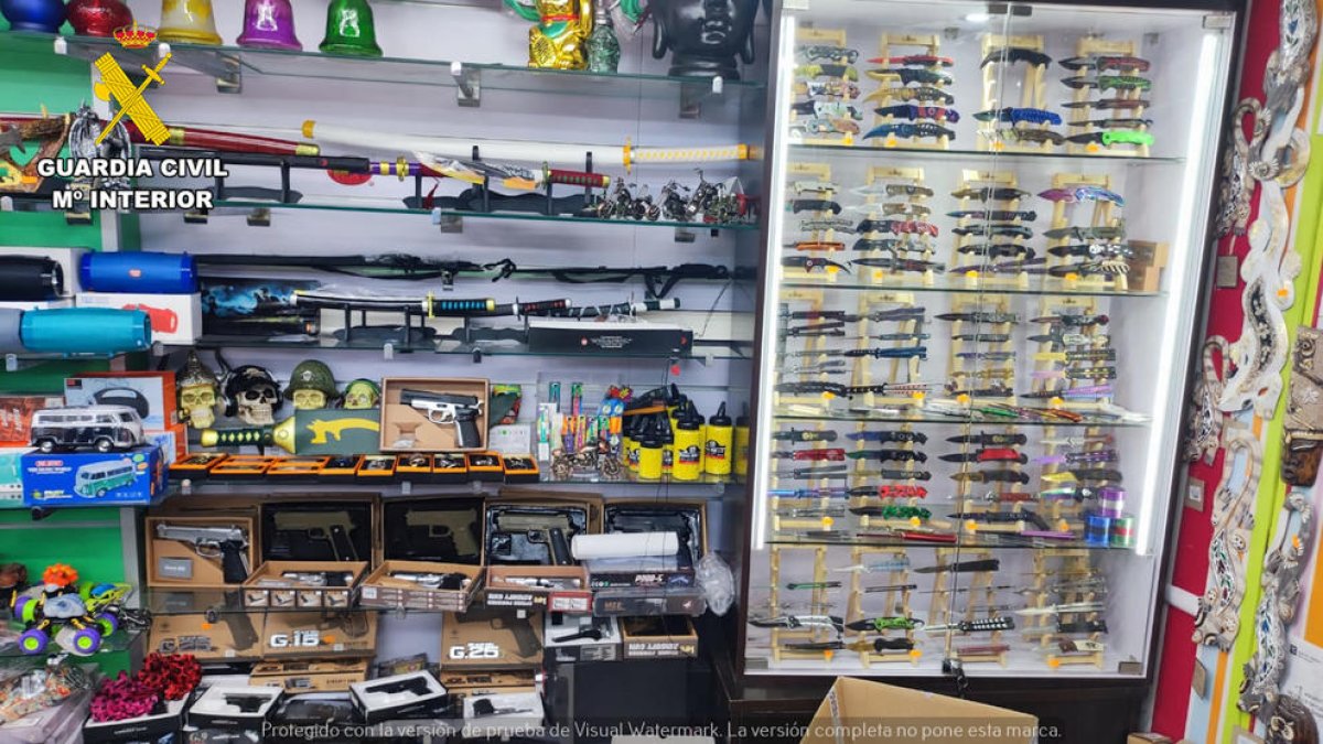 Réplicas de armas de fuego localizadas por la Guardia Civil en un establecimiento de Salou.