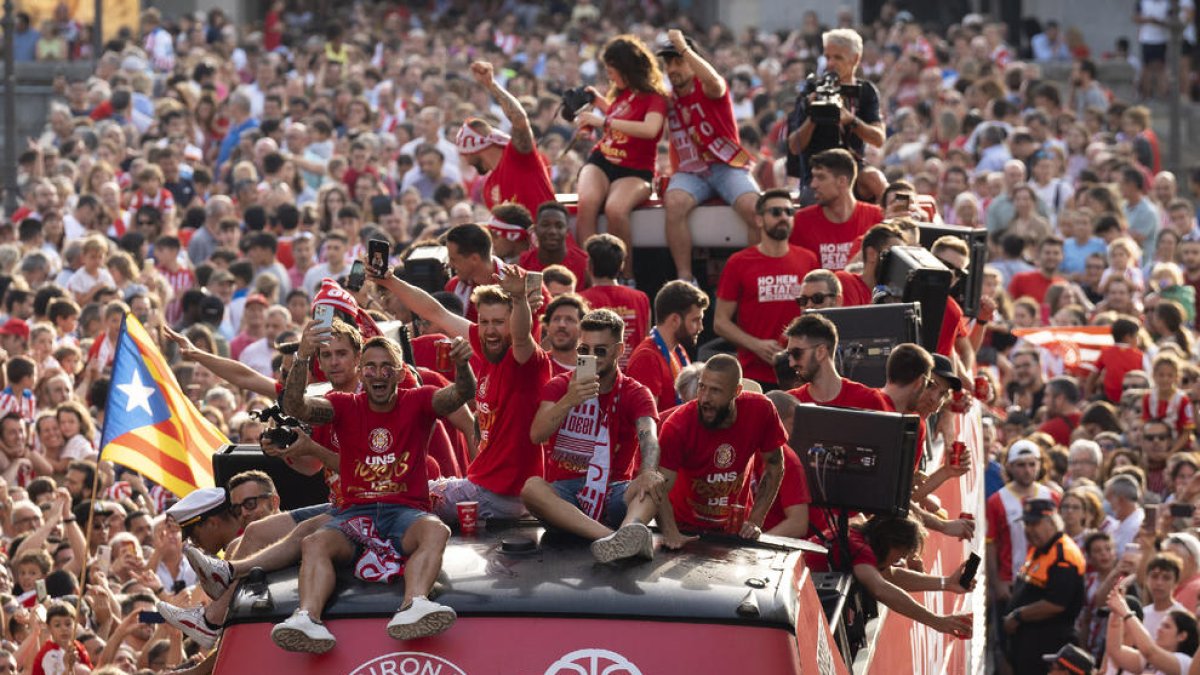 Los equipos de fútbol y baloncesto de Girona hicieron una rúa conjunta por la ciudad.