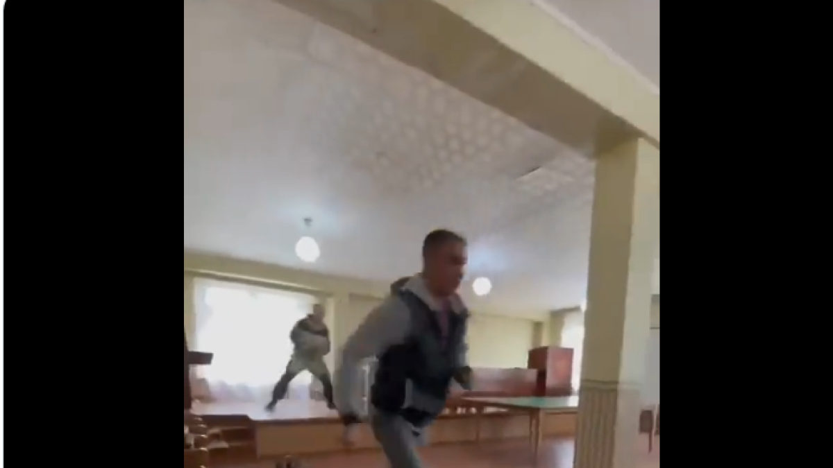 VÍDEO: Un hombre irrumpe en un centro de reclutamiento en Rusia y dispara