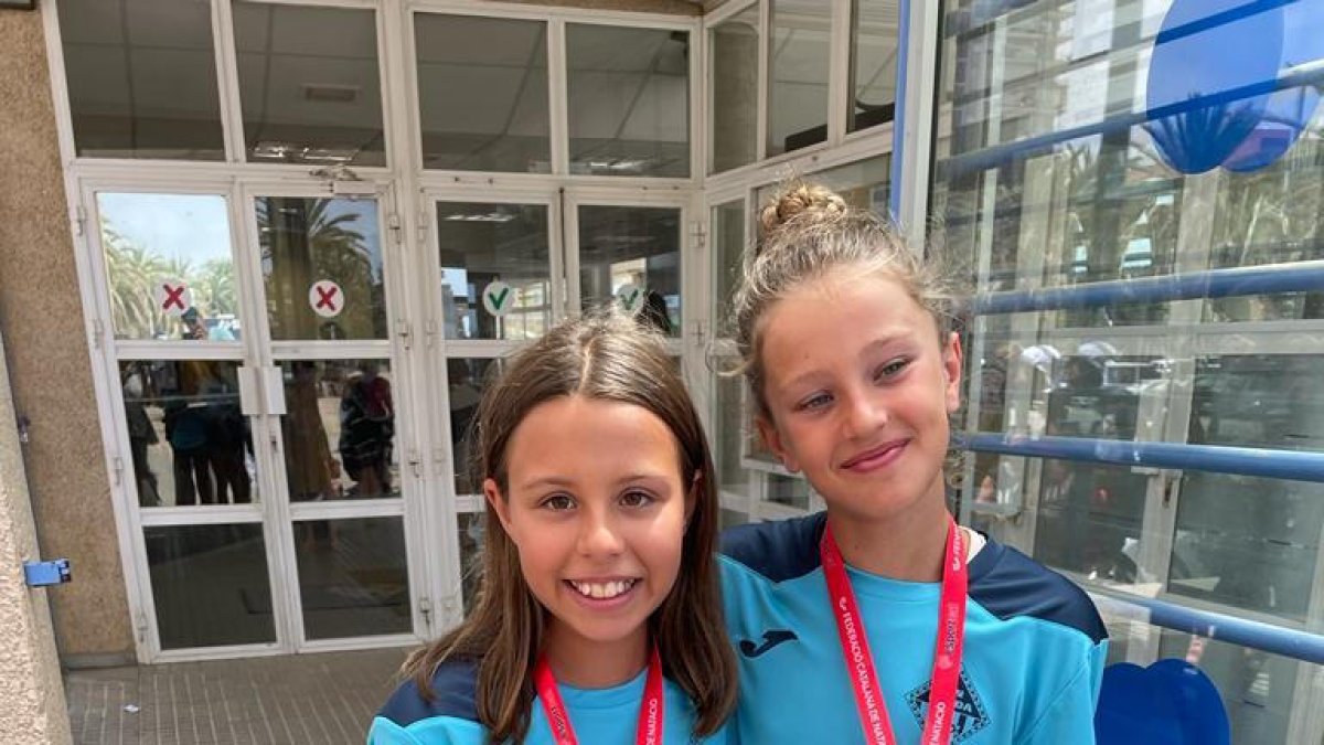 Les dos nadadores mostren les medalles aconseguides.
