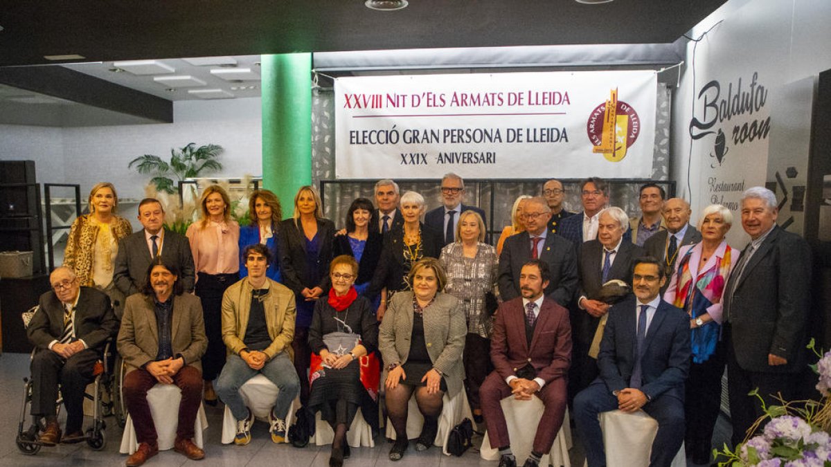 Los seis ganadores de esta edición posan junto a los miembros de Els Armats  de Lleida.