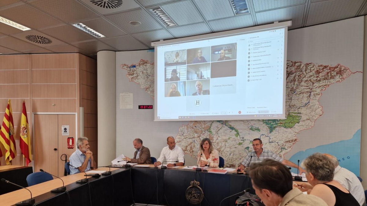 Comisión permanente de sequía de la CHE  -  La Confederación Hidrográfica del Ebro (CHE) acogió ayer la tercera reunión de la comisión permanente de sequía, en la que la que se analizó la situación de los recursos hídricos para este vera ...