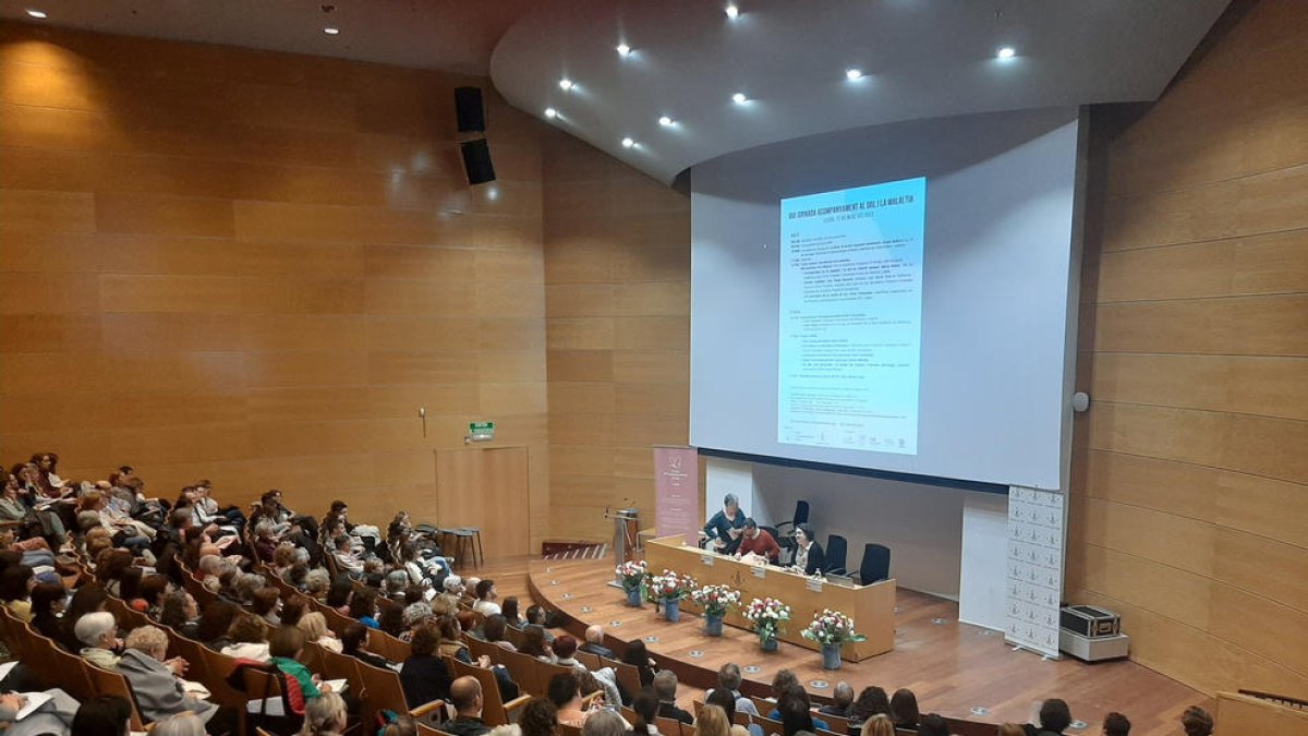 La XVI Jornada d’Acompanyament al Dol i la Malaltia, ahir a l’auditori del campus de Cappont.