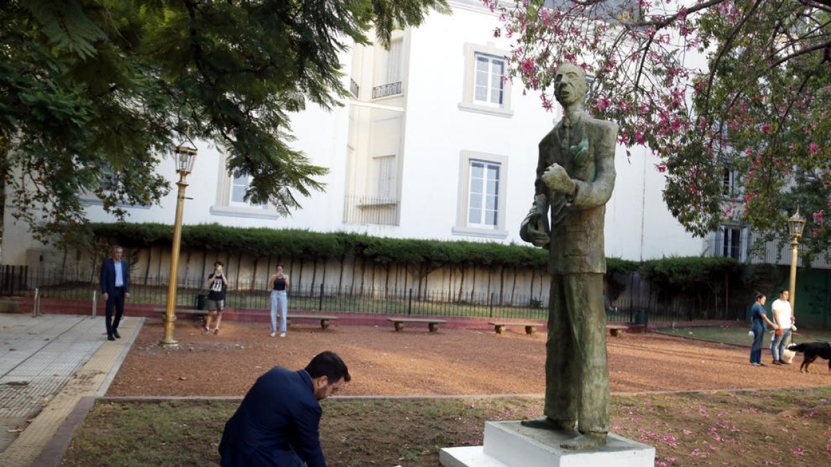 Aragonès fent una ofrena a l’estàtua de Companys.