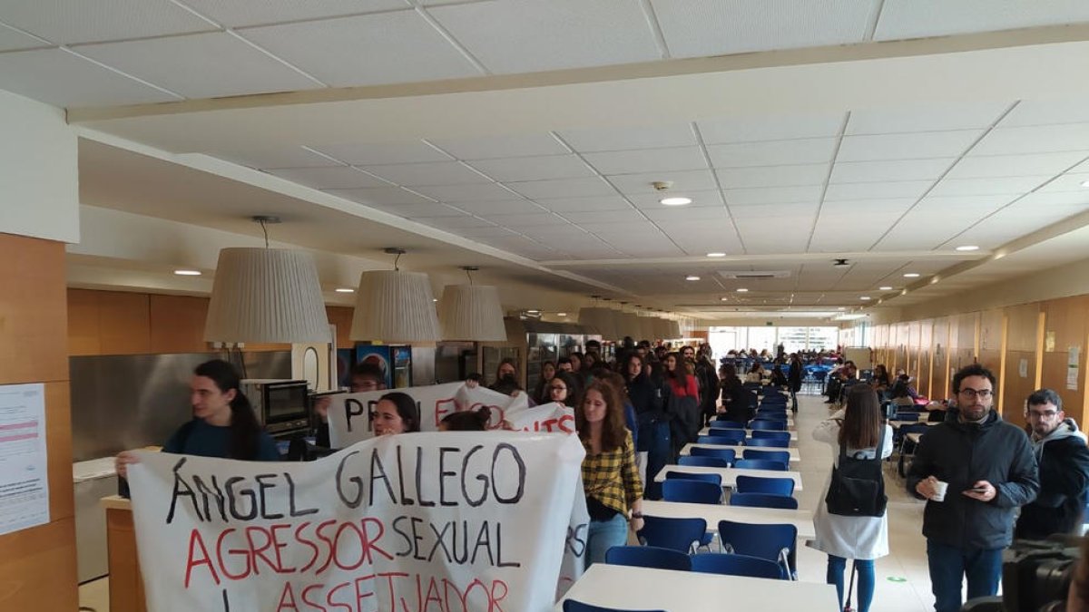 Alumnes de la UAB protestant ahir contra el professor suspès.