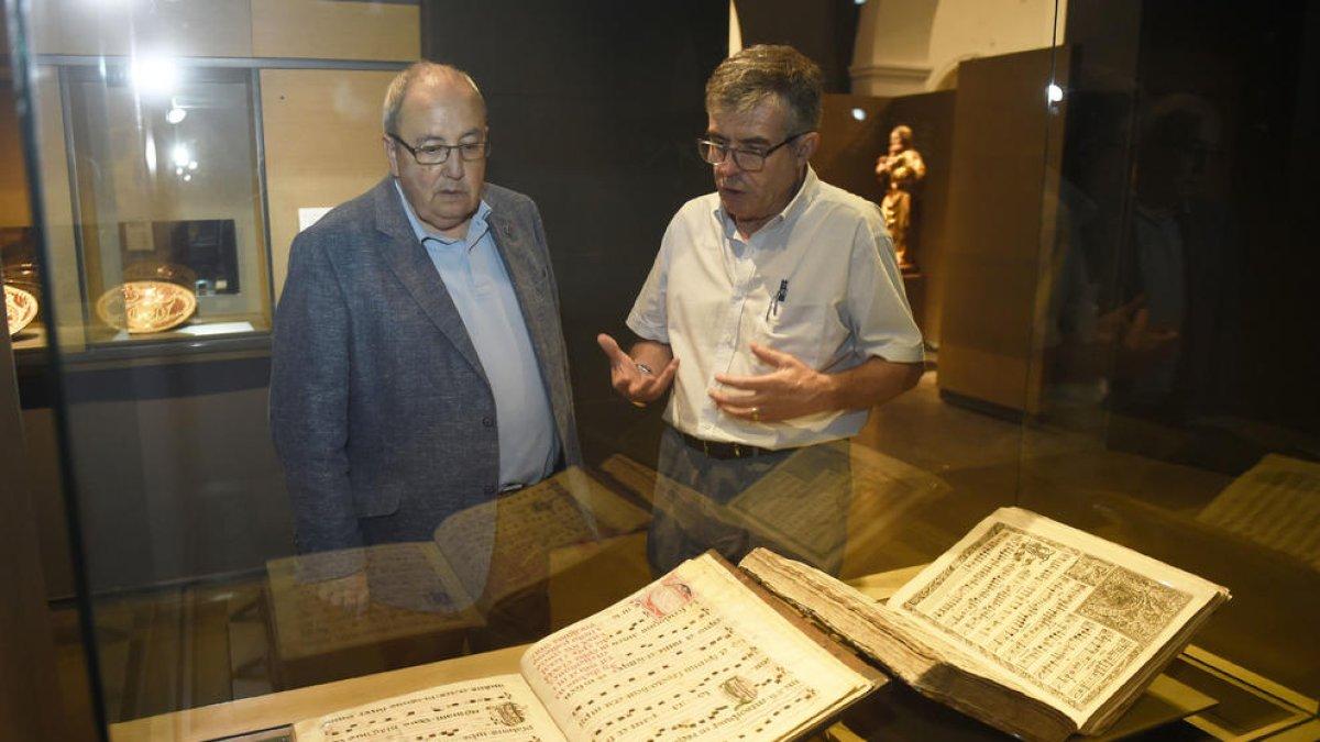 Antoni Gelonch y Josep Giralt, ante los códices del Museu.