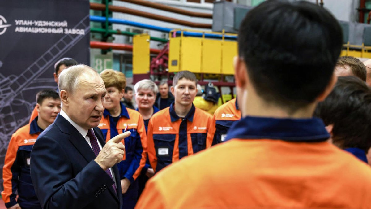 El president rus, Vladímir Putin, en una visita dimarts en una fàbrica d’aviació russa a Ulan-Udé.