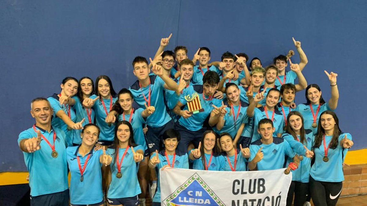 Josep Maria Rojano y Erika Espejo, en la fila inferior primeros por la izquierda, junto a los nadadores y nadadoras que han ascendido.