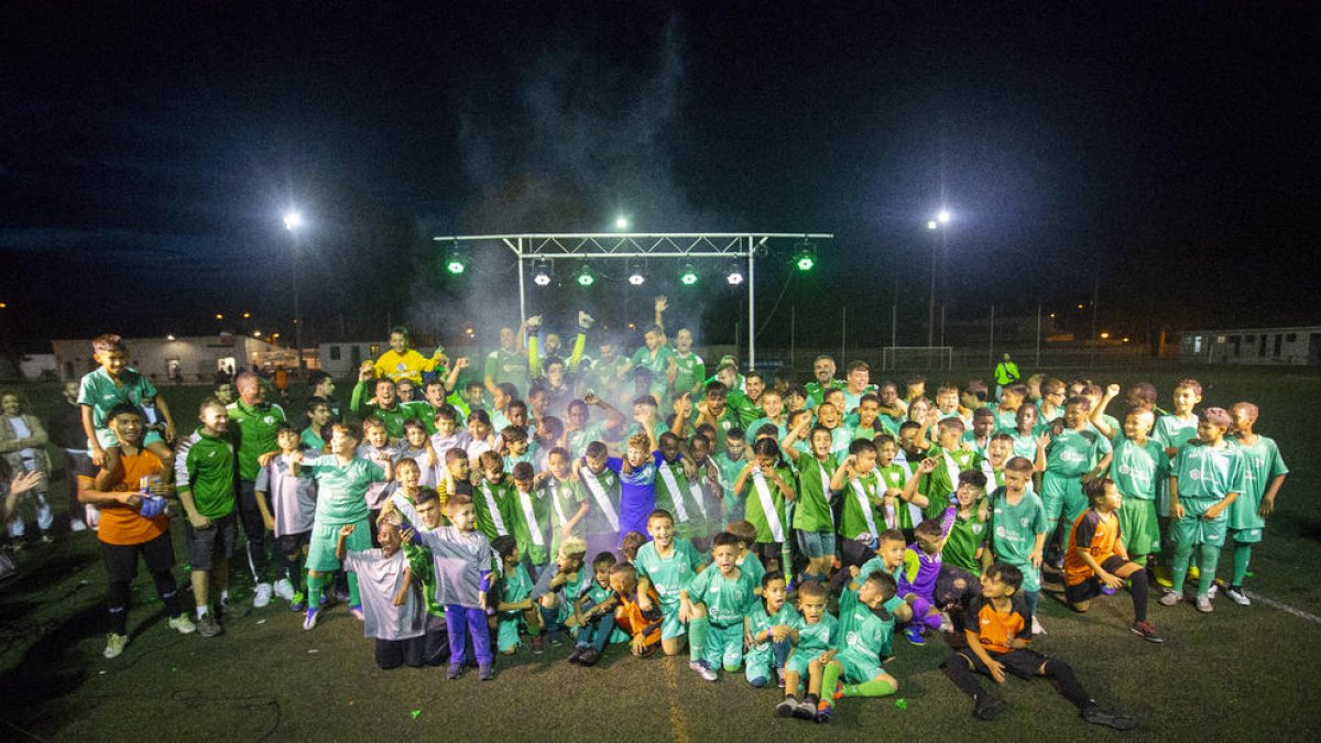 Foto de grup de tots els jugadors, jugadores i entrenadors de la UE Gardeny, ahir durant la presentació.