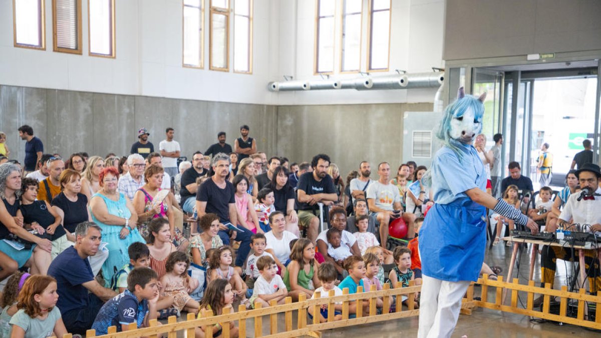 El Mercat del Pla acoge el circo 'Full House' de Eléctrico 28 en el marco del Estiu en Viu