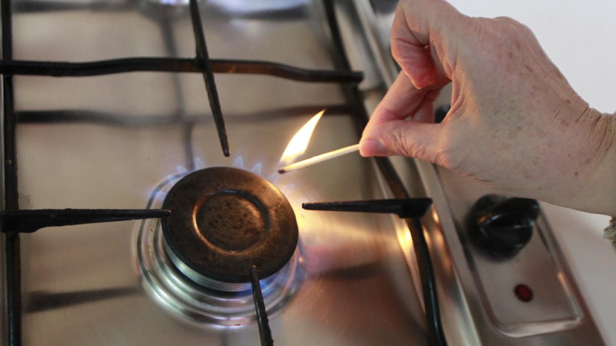 Imatge d’arxiu d’una persona encenent un fogó.