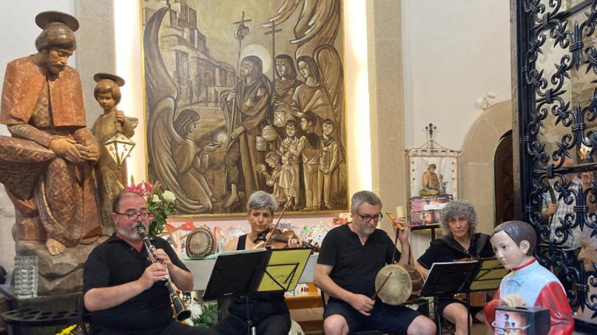 El grupo de música tradicional Guerrilla Folk actúa en el Peu del Romeu