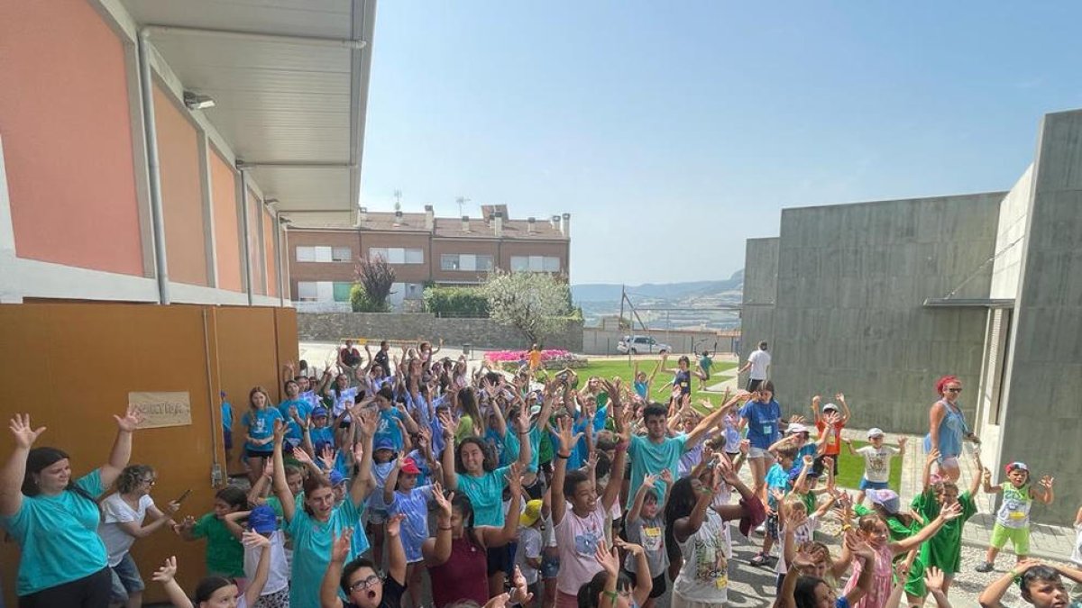 Los niños de los 'casals' del Jussà celebran una jornada de hermandad