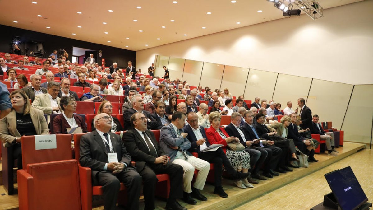 Les autoritats que van intervenir en la inauguració del congrés, a primera fila, ahir a la Llotja.
