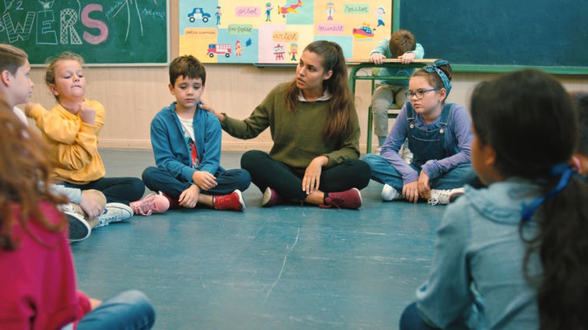 Aida Flix y algunos de los niños que protagonizan el corto ‘Neu’.