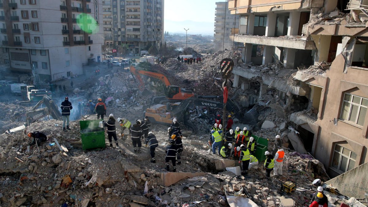 Los equipos de rescate retiran los escombros de un edificio derribado por los sismos en Turquía.