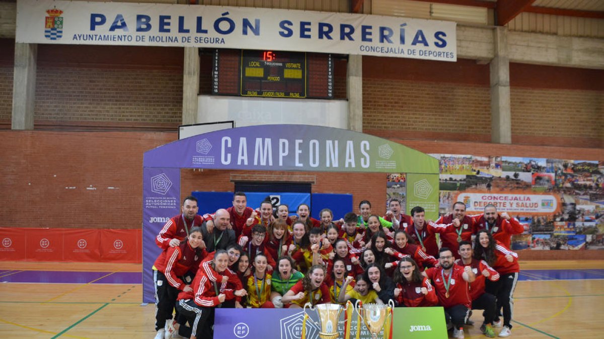 Les jugadores de les dos seleccions catalanes van posar amb els trofeus de campiones.